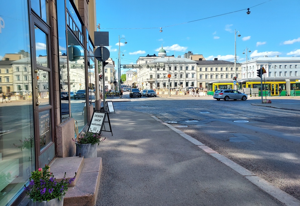 Katunäkymä Suurkirkolle päin, autoja ja Taito Shop vasemmalla.