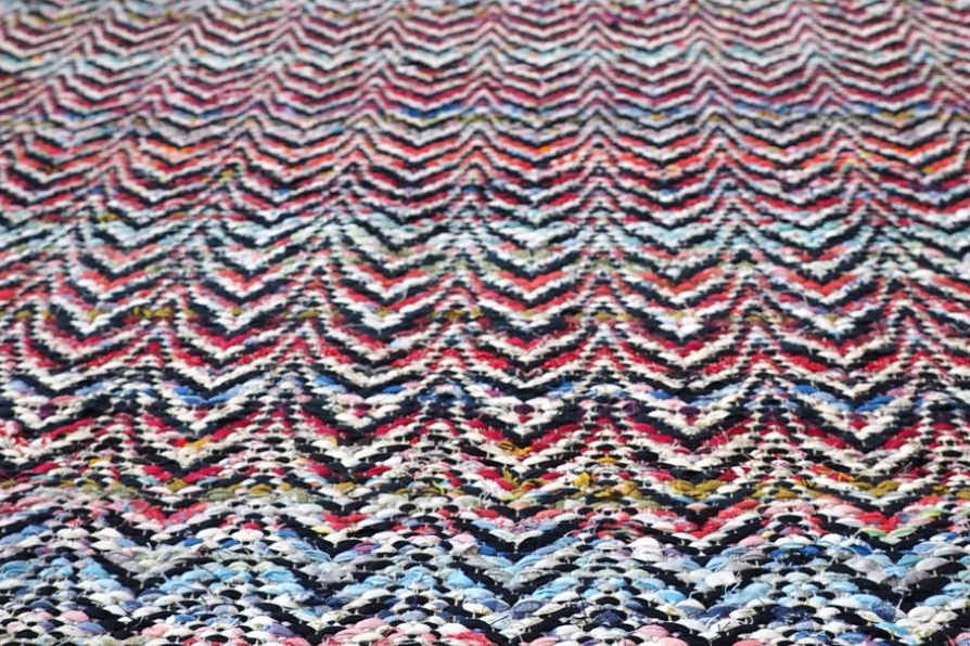 Puna-sininen kaarevakuvioinen matto
