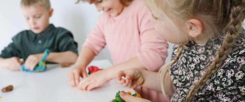 käsityökoulussa muovaillaan kolmiuloitteisia hahmoja
