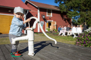 Pikkupoika Havulan kaivolla.