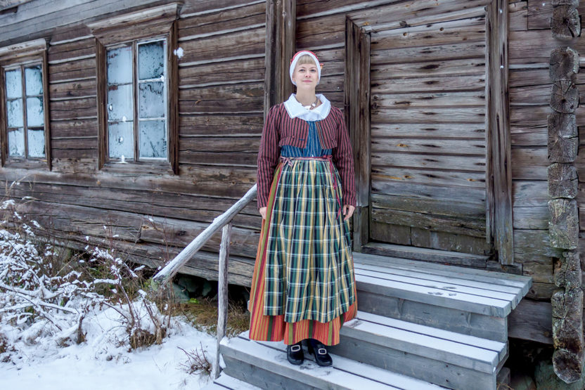 Oriveden naisen tarkistettu kansallispuku