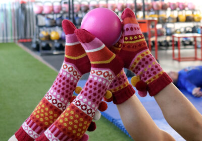 Iloiset ja värikkäät sukat kuvaavat Nenäpäivä-kampanjan hauskaa henkeä.