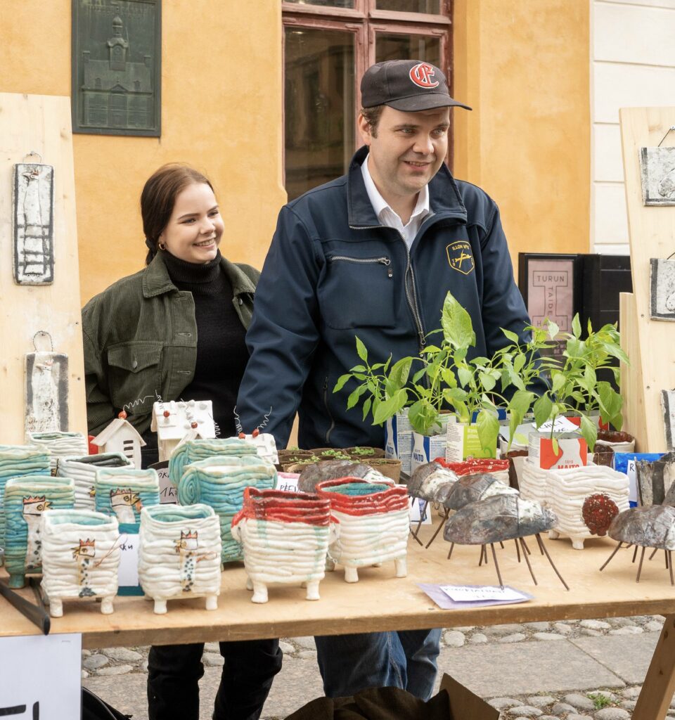 Myyjät esittelemässä myytäviä tuotteitaan Meidän Markkinat -tapahtumassa.