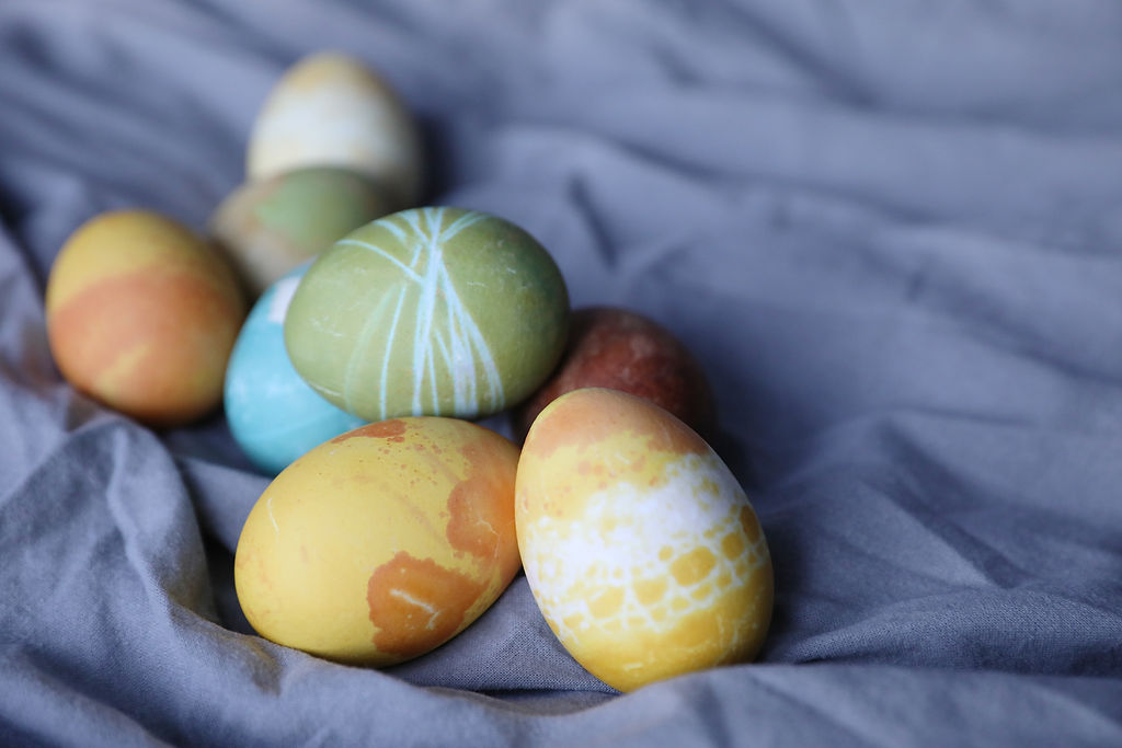Värjäämällä kuvioituja syötäviä pääsiäismunia.