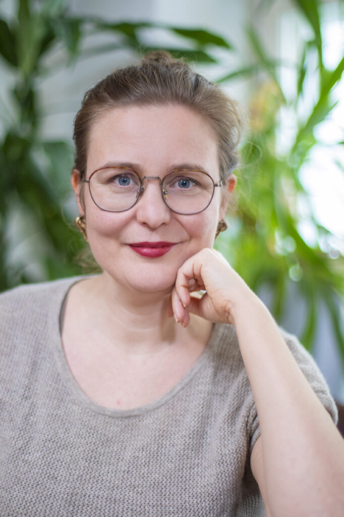 Tietokirjailija Rinna Saramäki.