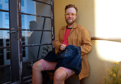 Niko Lindgren korjaa farkkuja.
