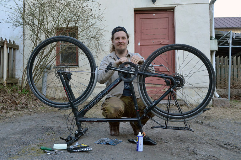 Sami Vanne huoltaa polkupyörää. Pyörien huoltopaja järjestetään Turun taitokeskuksessa toukokuussa.