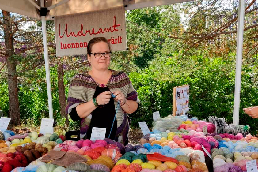 Heidi Palm opettaa neuleklubissa. Neuleklubi kokoontuu Turun taitokeskuksessa.
