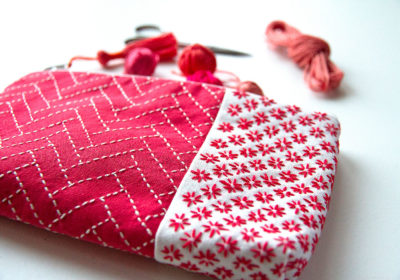 Sashiko-kirjonta kukkaro, tähti ja kalanruoto kuvioita.