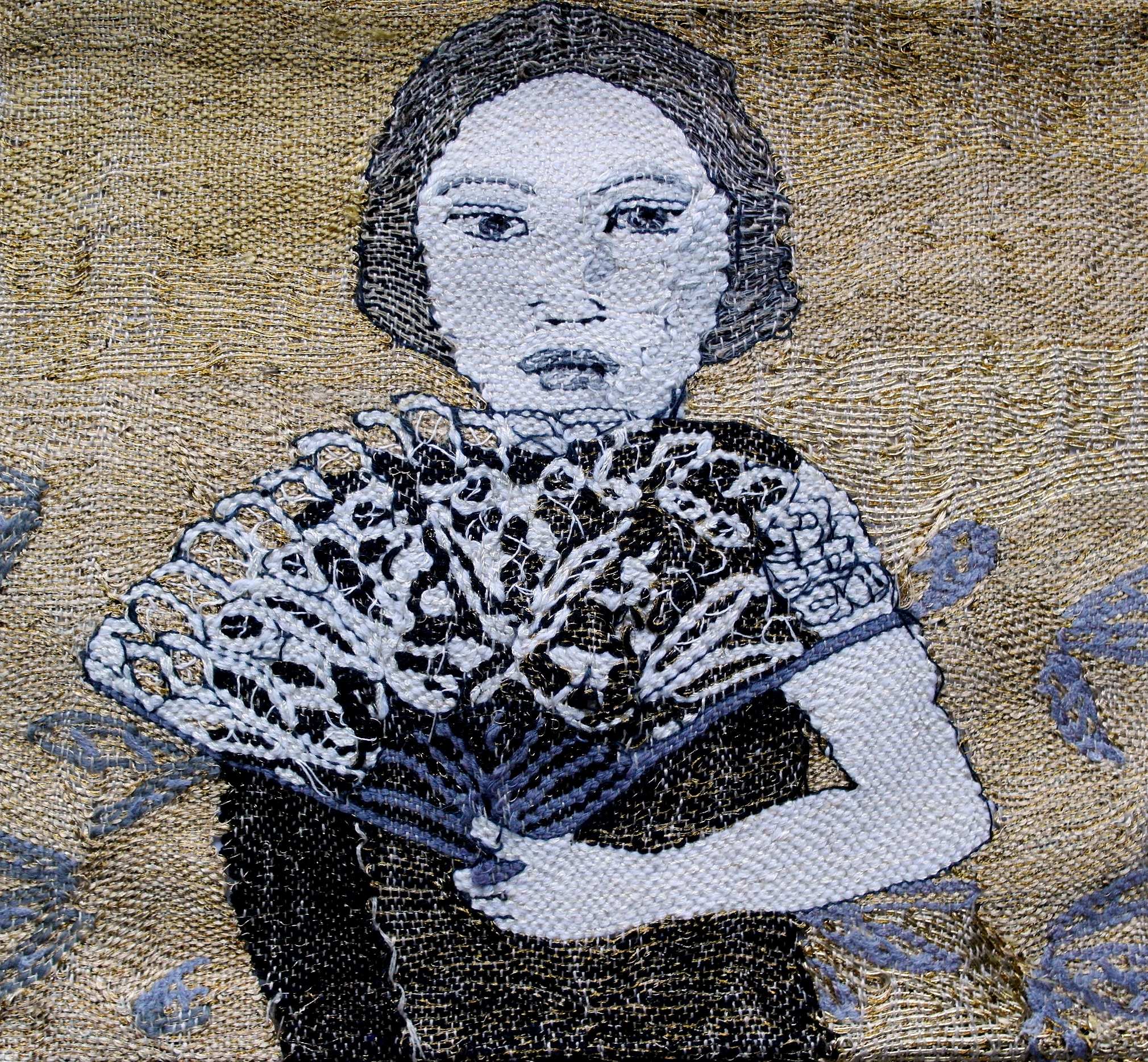 Aino Kajaniemen tekstiiliteos Viuhka, tyttö jolla viuhka kädessä, kudottu.