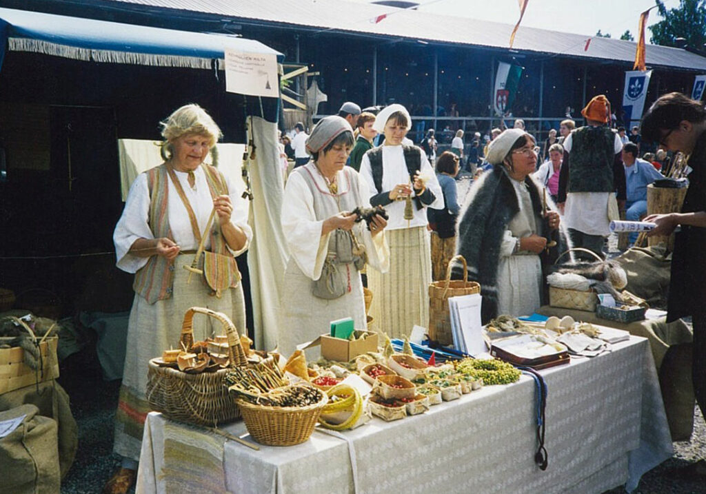 Pirkko Huhtala esittelee kehruuta markkinatapahtumassa 1990-luvulla.