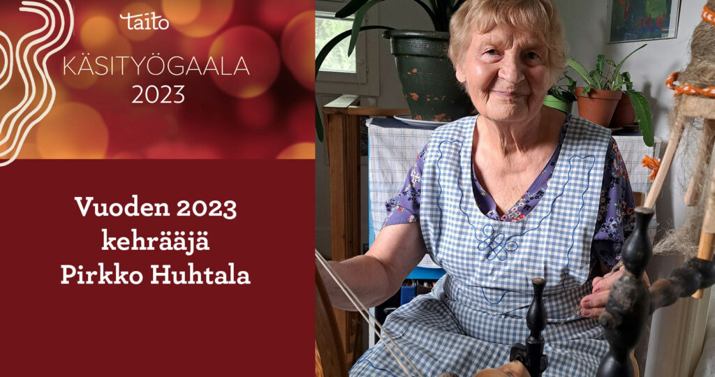 Pirkko Huhtala Vuoden 2023 kehrääjä kehrää rukilla.