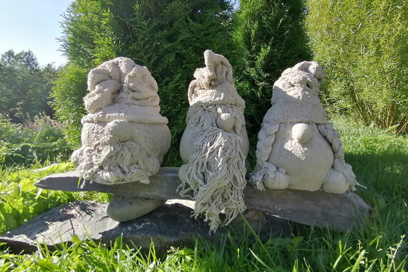Betonitonttuja pihalla.