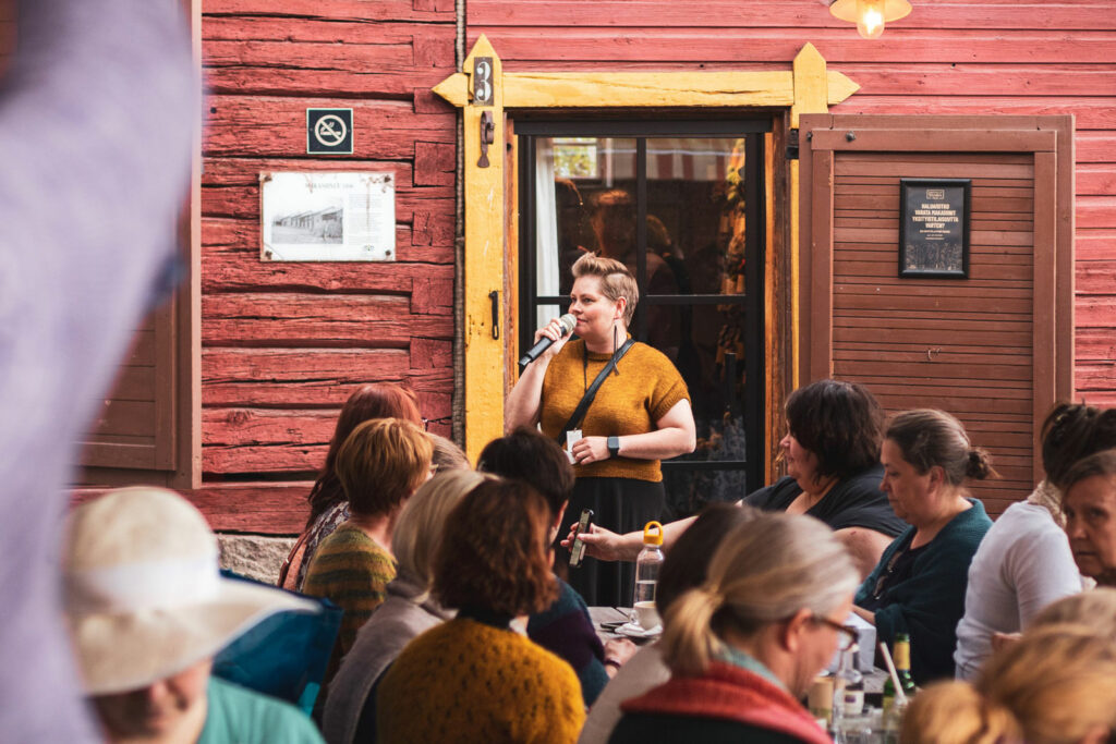 Tiina Huhtaniemi puhumassa yleisölle Neulefestareilla.