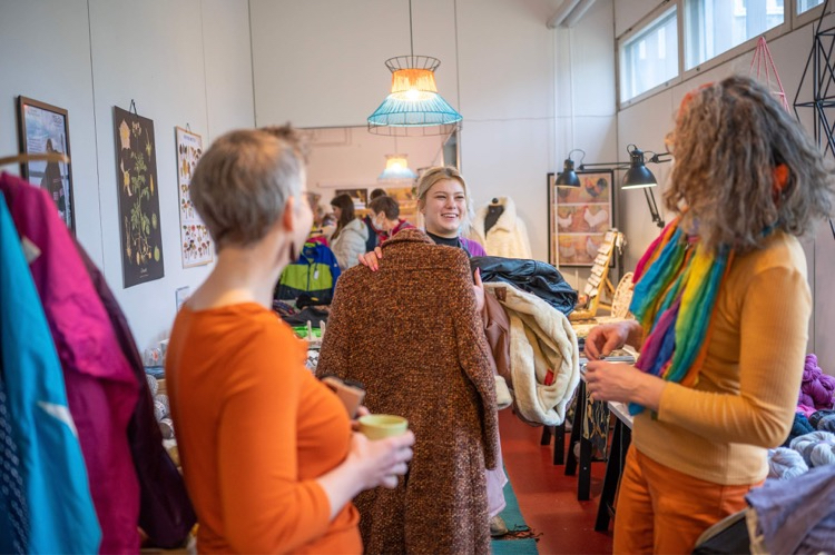 Kuvassa vaihdetaan takkeja Salon taitokeskuksen takkivaihtureilla.