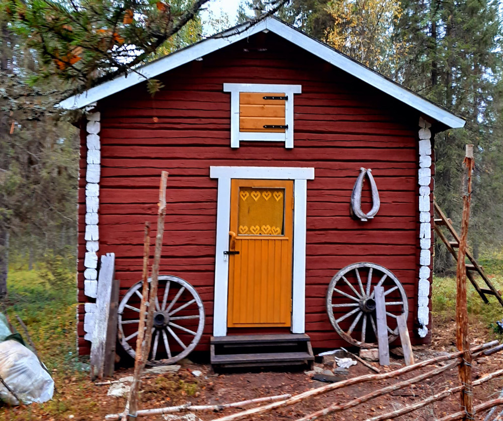 Kunnostettu vanha punainen aitta.