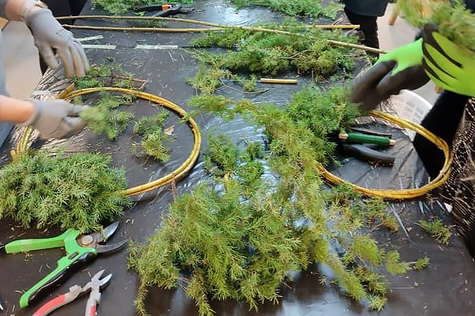 Kuvassa valmistetaan havukransseja Turun taitokeskuksessa.