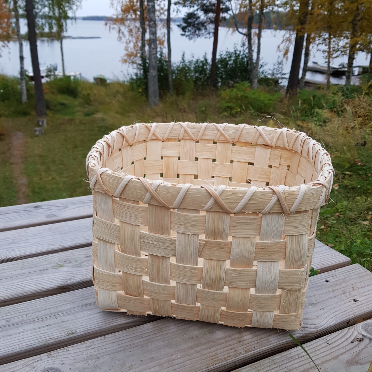 Monikayttoinen kori on punottu litteasta rottingista