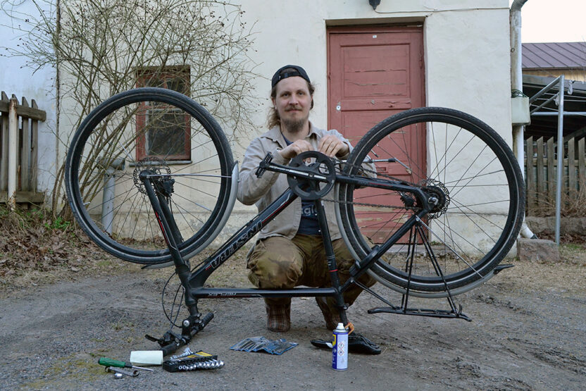 Sami Vanne huoltaa polkupyörää kesäkuntoon. Pyöränhuoltopaja järjestetään Turun taitokeskuksessa toukokuussa.