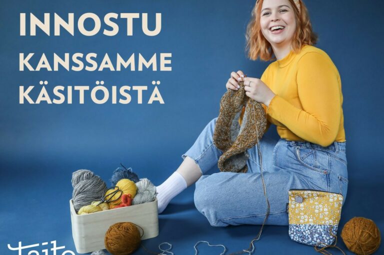 Nainen neuloo lattialla istuen. Kuvassa on teksti: Innostu kanssamme käsitöistä!.