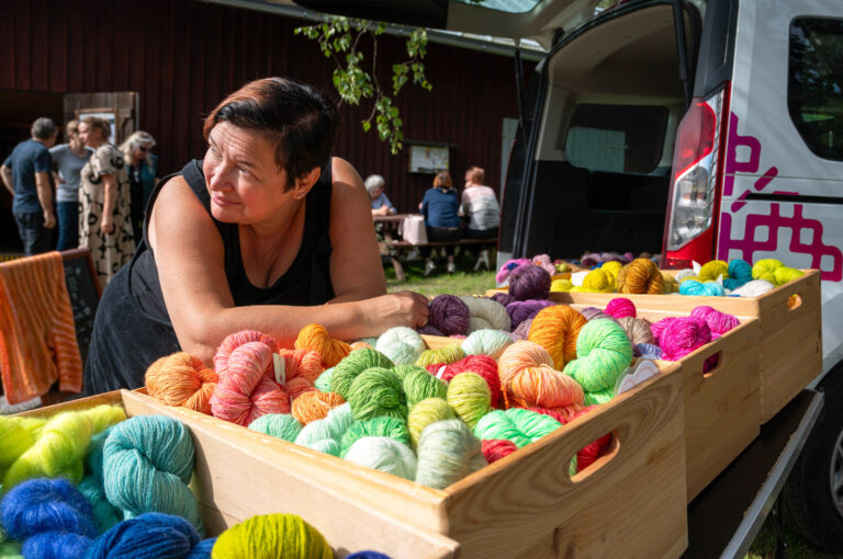 Kuvassa lankakauppias Ilona Korhonen Friisilä Craft tapahtumassa.