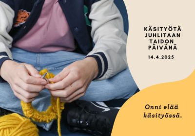 Nuori poika istuu lattialla ja neuloo.