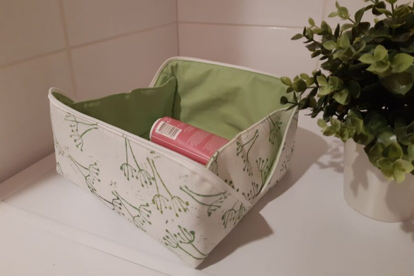 Avoinna oleva meikkilaukku, jossa on vetoketju.