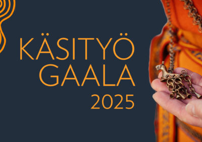 Mainosbanneri, teksti Käsityögaala 2025, kuvana osa muinaispuvusta ja käsi joka pitelee pukuun kuuluvaa pronssikorua.
