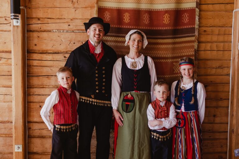 Kansallispuvut käyttöön!