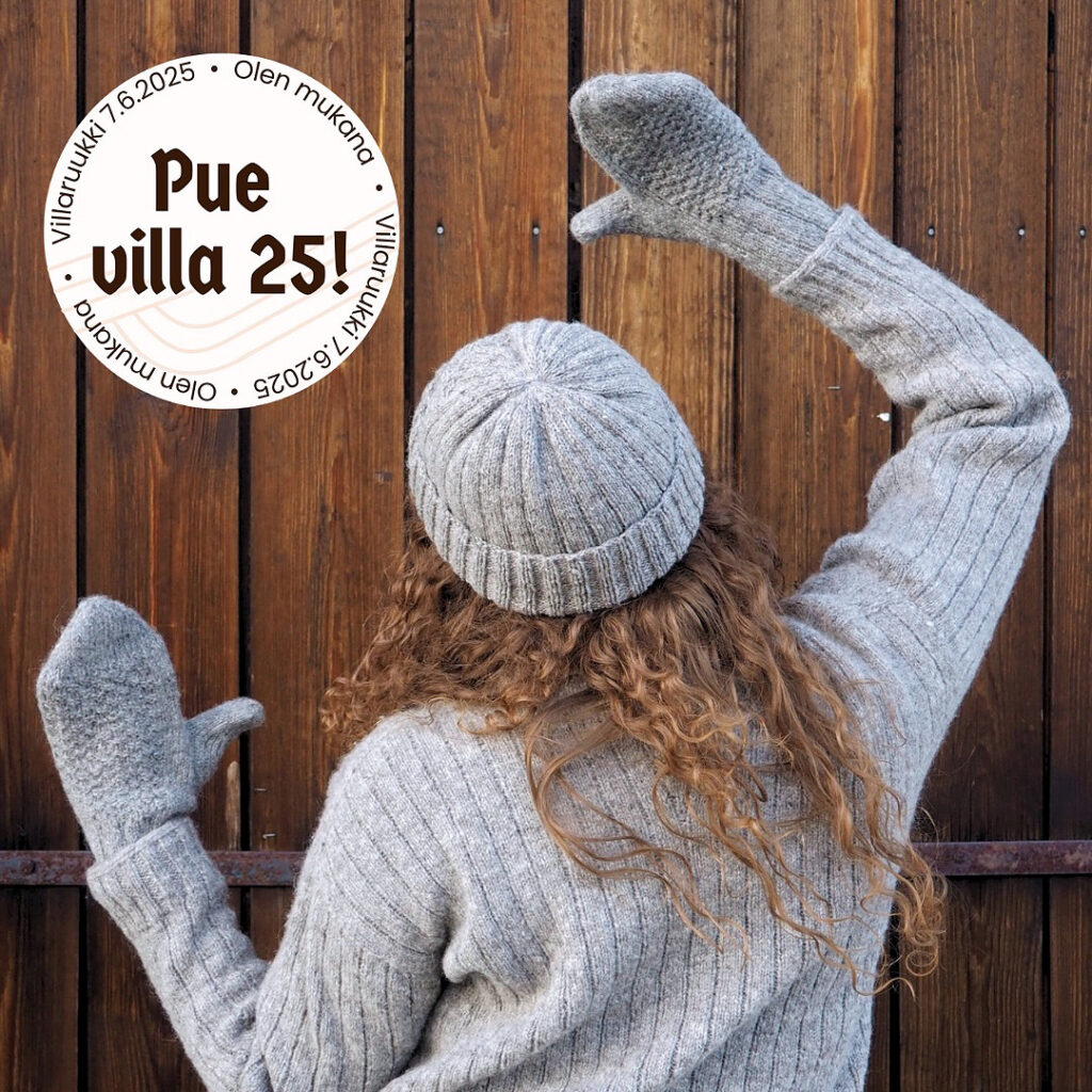 Harmaa villapaita, pipo ja lapaset naisen yllä.
