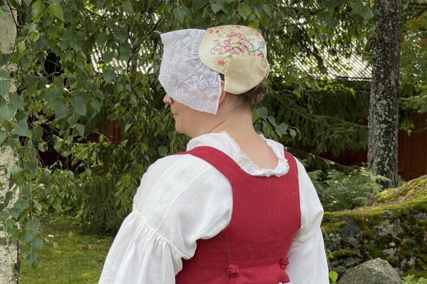Kuvassa on ihminen Suur-Vesilahden kansallispuvussa.
