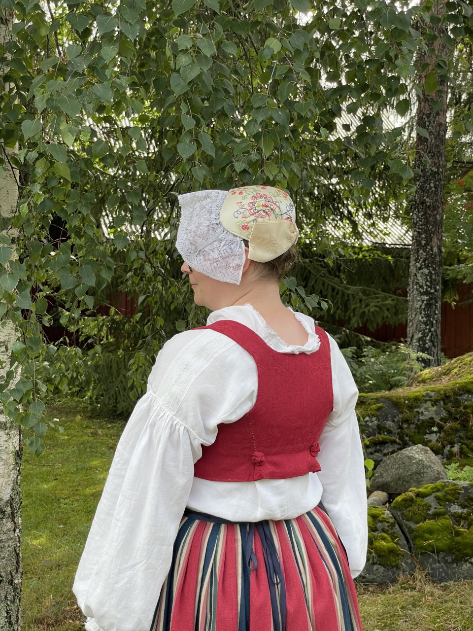 Kuvassa on ihminen Suur-Vesilahden kansallispuvussa.