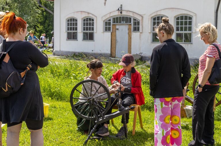 Kuvassa kehrätään rukilla.