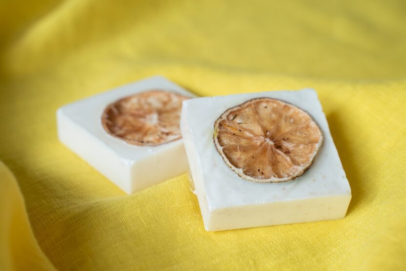 Käsin tehtyjä saippuoita limekoristeilla
