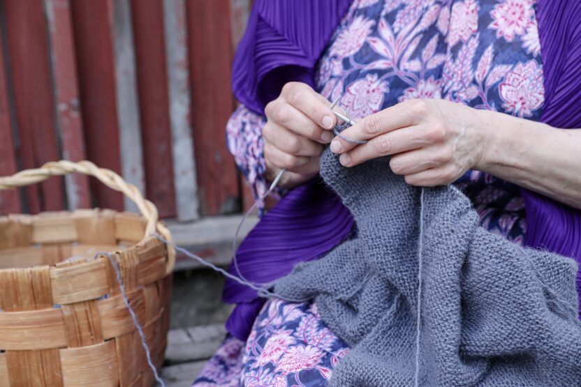 kädet, jotka neulovat