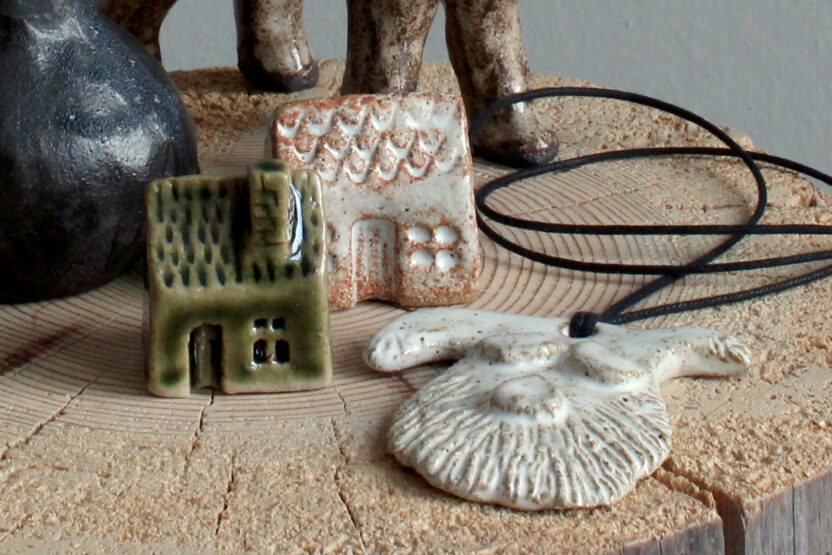 Keramiikkakoruja ja miniatyyritaloja.