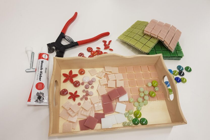 mosaiikkitekniikalla luot kauniit kuviot tarjoiluastioihin