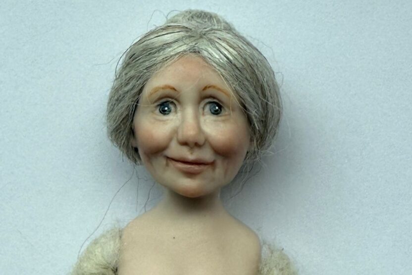 kuvassa Klaudia-miniatyyrinukke