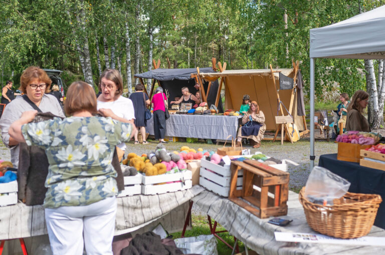 Käsityöläisiä myymässä tuotteitaan Raision Friisilä Craftissa.
