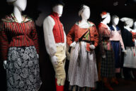 Länsisuomalaisia kasallispukua Suomen käsityön museossa.