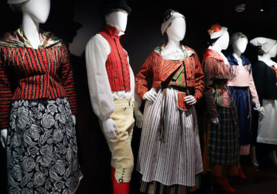 Länsisuomalaisia kasallispukua Suomen käsityön museossa.