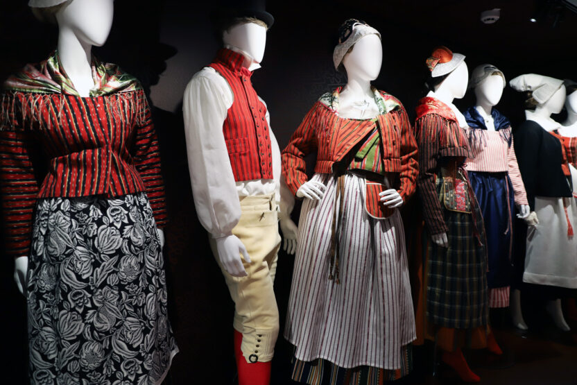 Länsisuomalaisia kasallispukua Suomen käsityön museossa.