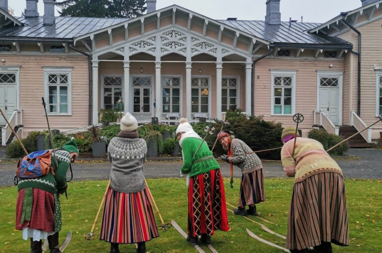 tuuleta-kansallispukuasi-kenkaveron-pelloilla-hiihtaen
