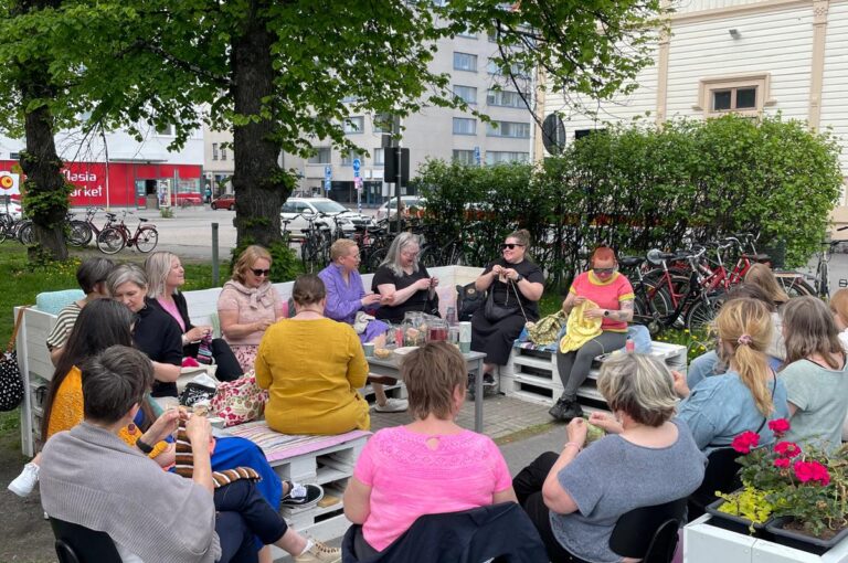 Knit in public päivä Oulun asemalla