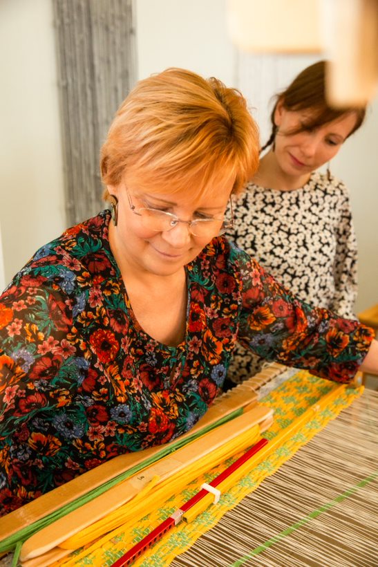 kutoja kangaspuiden äärellä