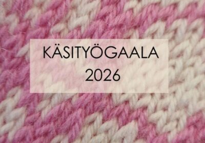 Vaaleanpuna-valkoinen kirjoneule lähikuvassa.