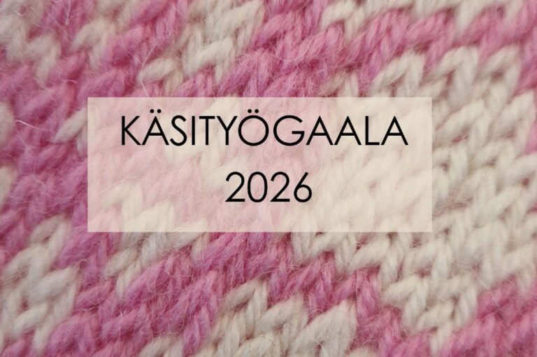 Vaaleanpuna-valkoinen kirjoneule lähikuvassa.