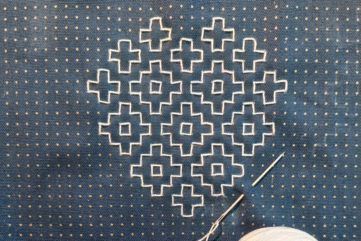 sashiko kuvio ommeltu pistepohjalle