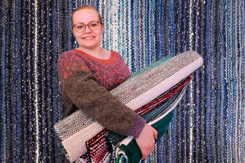 Kuvassa kudonnan opettaja Minna Lehtovaara