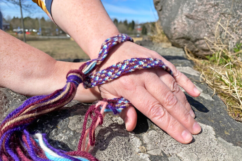 Esihistoriallisella tekniikalla valmistettu ristikkonauha